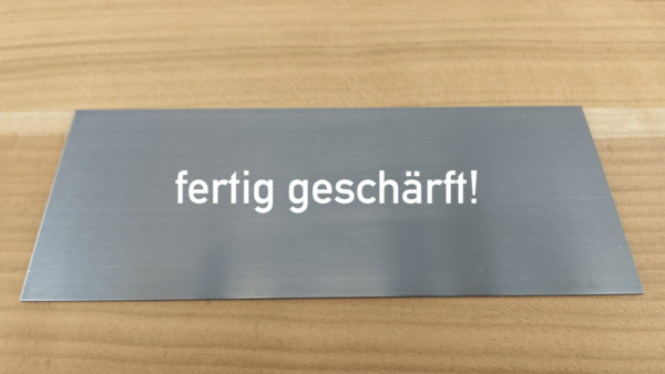 Schneidebrett reinigen mit scharfer Ziehklinge bzw. Hygiene-Schaber